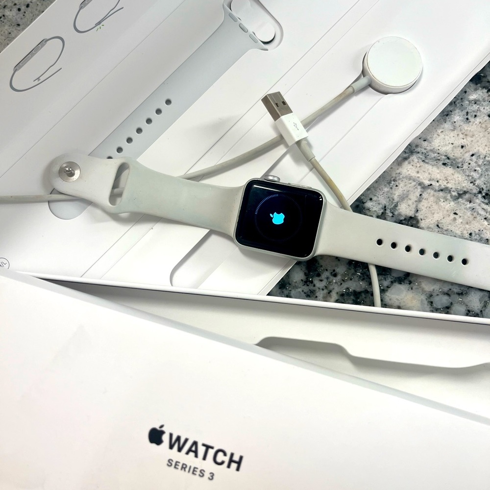 Series 3 Apple Watch 38 mm white sports band excellent condition box included